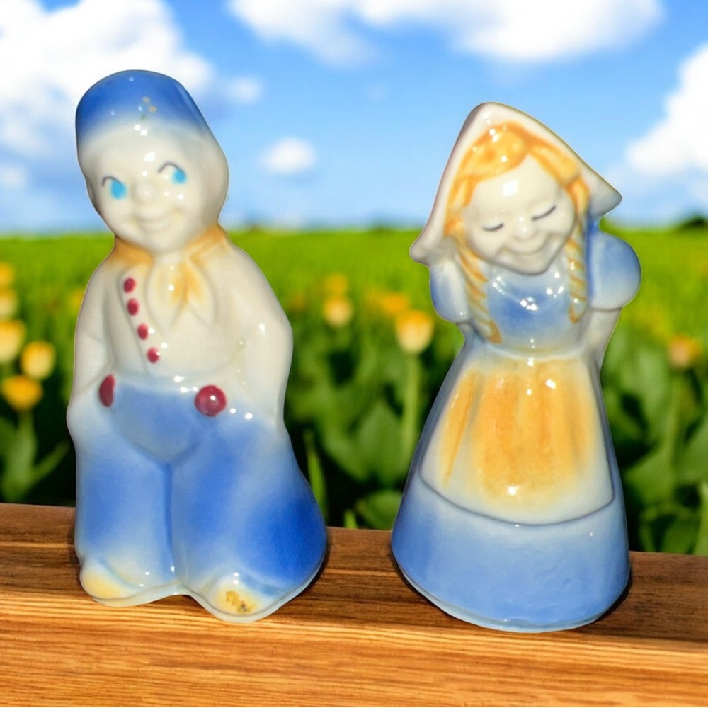 Vintage Gold Shawnee Dutch Boy & Girl Salt & Pepper Shakers Corks 4 1/2" USA